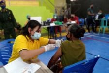 Akhirnya, Vaksinasi Lansia di Kupang Lampaui Target - JPNN.com Bali