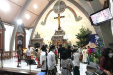 Pertahankan Tradisi, Jemaat Gereja Katolik Canggu Kenakan Pakaian Adat Bali saat Misa Natal - JPNN.com Bali