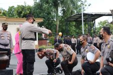 AKBP Herman Guyur Air 173 Anggota Polres Lotim, Kirim Pesan Menyentuh, Hhhmm - JPNN.com Bali