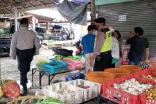 Polisi Bali Blusukan ke Pasar Tradisional, Ingatkan Pedagang dan Pembeli Jaga Prokes - JPNN.com Bali