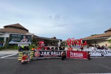 Persija Tiba di Bali, Puluhan Suporter Fanatik Jakmania Sambut Marko Simic dkk - JPNN.com Bali