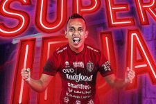 SAH! Irfan Jaya Resmi Gabung Bali United, Ini Harapan Besar Bos Yabes - JPNN.com Bali