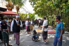 Tanah Pura Dalem Diserobot Individu, Warga Desa Adat Canggu Blokade Jalan - JPNN.com Bali