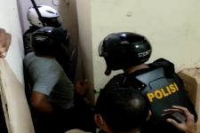 Drama ODGJ Mengamuk; Acungkan Golok, Polisi Lepaskan Gas Air Mata, 7 Jam Baru Bisa Dibekuk - JPNN.com Bali