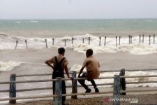 Tekanan Rendah di Selatan NTT Picu Cuaca Ekstrem, Waspadai Bencana Hidrometeorologi - JPNN.com Bali