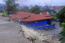 Hujan Lebat, Areal Parkir KPLP Pelabuhan Tenau Kupang Tertimbun Longsor - JPNN.com Bali