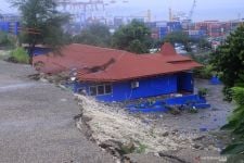 Update Cuaca Buruk di NTT: Dari Tanah Longsor Hingga Bangunan Rusak di Tenau Kupang - JPNN.com Bali
