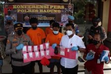 Polres Badung Gagalkan Penyelundupan 1 Kg Sabu-sabu, Lihat Tuh Wajah Pelaku, Hhmm - JPNN.com Bali