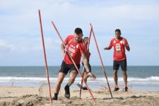 Skuad Elang Jawa Genjot Fisik di Pantai Kuta, Lihat Kerasnya Latihan Wander Luis Dkk - JPNN.com Bali