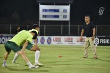Coach Aji Santoso Ganti Taktik saat Bentrok Kontra Persipura, Terpesona Gaya Melatih Alfredo Vera - JPNN.com Bali