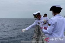 Prajurit TNI AL Kenang KRI Nanggala, Tabur Bunga di Perairan Bali Utara - JPNN.com Bali