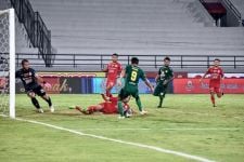 Coach Aji Santoso Marah Gol Telat Makan Konate, Simak Kalimatnya, Tegas - JPNN.com Bali