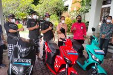 Pecalang Manfaatkan Motor Listrik Hasil Pinjam Dishub Bali Selama Nyepi, Dijamin Bebas Bising - JPNN.com Bali