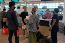 Imigrasi Denpasar Deportasi 2 WNA Rusia, Modus Pelanggarannya Fatal - JPNN.com Bali