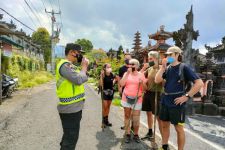 Bripka Sudira ‘Cegat’ 5 Turis Asing di Desa Tirtasari Bali, Lihat Aksinya, Hhmmm - JPNN.com Bali