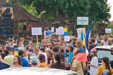 Sesaki Kantor Konsulat di Denpasar, WNA Ukraina Teriak Stop War, Bikin Merinding - JPNN.com Bali