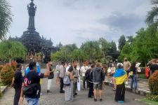 WNA Ukraina di Bali Bergerak Tolak Aksi Invasi Rusia di Lapangan Renon, Lihat Aksi Polisi, Tegas - JPNN.com Bali