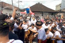 Festival Omed-Omedan 2022: 25 Pasang ABG Banjar Kaja Turun Gunung, Belasan Peserta Kesurupan - JPNN.com Bali