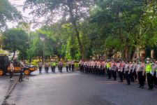 Polisi Bali Kecele, Massa Aliansi Mahasiswa Papua Tak Kunjung Turun ke Jalan - JPNN.com Bali
