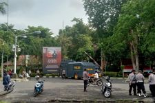 Aliansi Mahasiswa Papua Bergerak? Polisi Terjunkan Water Cannon Depan Kantor Gubernur Bali - JPNN.com Bali