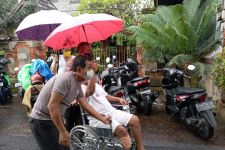 Aksi Terpuji Aiptu Gede Kusuma: Jemput Penyandang Difabel Ikut Vaksinasi, Murni Panggilan Hati - JPNN.com Bali