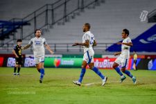 Coach Robert Puji Gaya Bermain Persebaya, Kartu Merah Ardi Idrus Jadi Biang Keladi - JPNN.com Bali