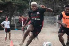 Coach Fabio Genjot Latihan Madura United di Pantai Kuta, Borneo FC Mohon Waspada - JPNN.com Bali