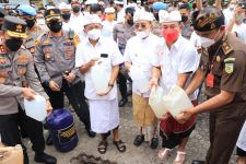 Koster Geram, Gandeng Irjen Jayan Danu Musnahkan 1.225 Liter Arak Gula - JPNN.com Bali