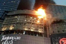 Mal Terbesar di Surabaya Terbakar, 13 Damkar Berjibaku Padamkan Api - JPNN.com Bali