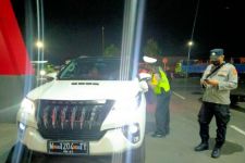 Polisi Jembrana Cek Pemudik dengan Aplikasi Canggih, Begini Alurnya - JPNN.com Bali