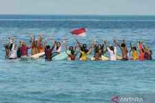 Mak-mak di Bali Surfing dengan Baju Kebaya Bukan Bikini, Siapa Takut? - JPNN.com Bali