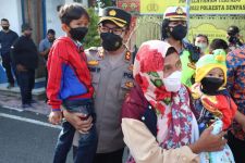 Polresta Sediakan Layanan Mudik Gratis, Aksi AKBP Bambang Yugo Bikin Terharu - JPNN.com Bali