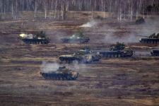 Sekutu Rusia Kerahkan Militer di Perbatasan Ukraina, Warning Tentara NATO - JPNN.com Bali