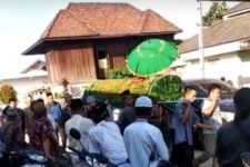  Mang Rusli Meninggal saat Kumandangkan Azan, Lihat yang Mengantar Almarhum - JPNN.com Bali