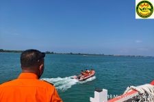Jukung Pemancing Digulung Ombak Pantai Selatan, Made Suwirta Belum Ditemukan - JPNN.com Bali