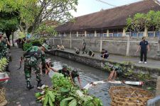Hujan Guyur Denpasar, Desa Pemogan Terjunkan TNI Bersih-bersih Sungai - JPNN.com Bali