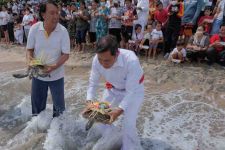 Warga Tionghoa Bali Rayakan Peh Cun di Pantai Kuta, Ini Maknanya - JPNN.com Bali
