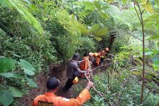 Detik-Detik Tim SAR Evakuasi Pendaki yang Cedera Kaki di Gunung Agung - JPNN.com Bali