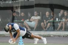Lihat Kerinduan Suporter Menyaksikan Latihan Spaso Dkk dari Balik Kaca, Wow - JPNN.com Bali