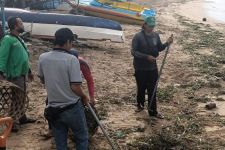 Pesisir Pantai Sanur Banjir Sampah Kiriman, DLHK Denpasar Turun Tangan - JPNN.com Bali