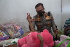 Kombes Bambang Sapa Bocah 4 Tahun Korban Penganiayaan, Bikin Air Mata Menetes - JPNN.com Bali