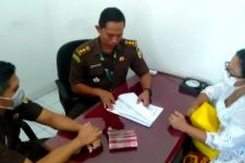 Uang Menumpuk di Meja Jaksa Buleleng, Lihat di Depannya Ada Mak-mak - JPNN.com Bali