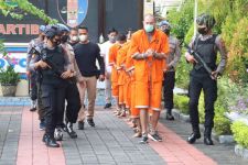 Kaki & Tangan Turis Asing di Bali Diborgol Bak Teroris, Pelanggarannya Fatal, Lihat - JPNN.com Bali