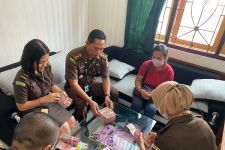 Jaksa Buleleng Hitung Uang Menumpuk di Depan Mak-mak Berbaju Merah, Siapa Dia? - JPNN.com Bali