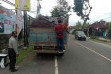 Lihat Aksi Polisi di Jalur Setan Denpasar - Gilimanuk, Sibak Terpal Truk, Ternyata - JPNN.com Bali