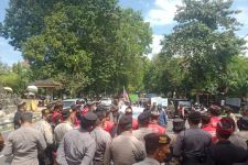Massa Ormas PGN Beringas, AMP Bali Gagal Gelar Aksi, Tertahan Barikade Polisi, Hhmm - JPNN.com Bali