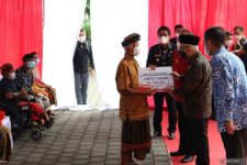 Wapres Minta Doa Semeton Bali saat Bagikan Bansos Rp 7,69 Miliar: Doakan Pemerintah! - JPNN.com Bali