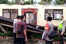 Tabanan Hujan Lebat, Atap Gedung SDN 1 Gadung Sari Roboh, Siswa Telantar? - JPNN.com Bali