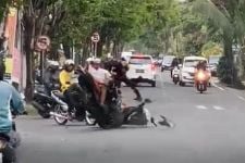 Viral Detik-detik Pemuda Berbadan Gempal Ngamuk & Tusuk Pengendara di Bali, Ngeri - JPNN.com Bali