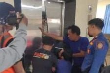 Petugas BPBD Denpasar Belajar Otodidak Bongkar Lift Kampus Unud, Evakuasi Menegangkan - JPNN.com Bali